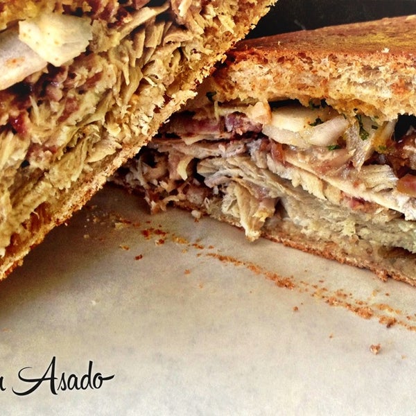 Foto tirada no(a) Caliente Cuban Sandwich por Winston W. em 9/11/2013