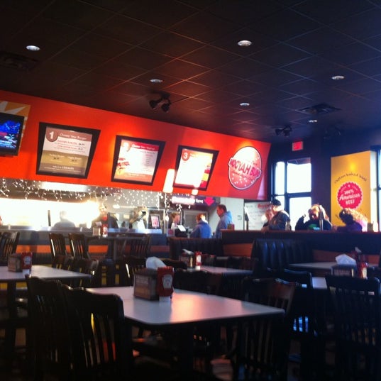 Foto diambil di MOOYAH Burgers, Fries &amp; Shakes oleh Suzie pada 11/25/2012