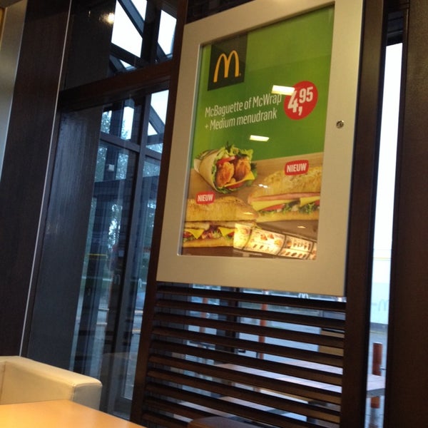 Foto tirada no(a) McDonald&#39;s por René d. em 10/13/2013