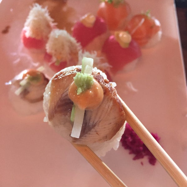 Foto tirada no(a) Momo Sushi Shack por Maple em 5/2/2015