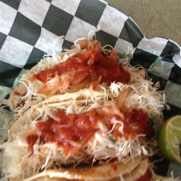 รูปภาพถ่ายที่ Pelon&#39;s Baja Grill โดย Julie H. เมื่อ 3/1/2013