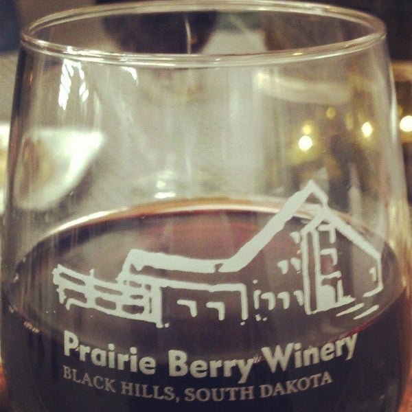 รูปภาพถ่ายที่ Prairie Berry Winery โดย Andy B. เมื่อ 3/17/2013