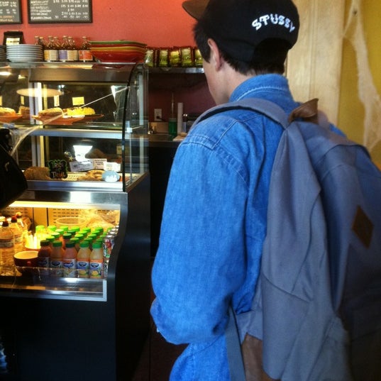 Foto diambil di K&amp;F Clinton Street Coffeehouse oleh Tucker pada 10/18/2012