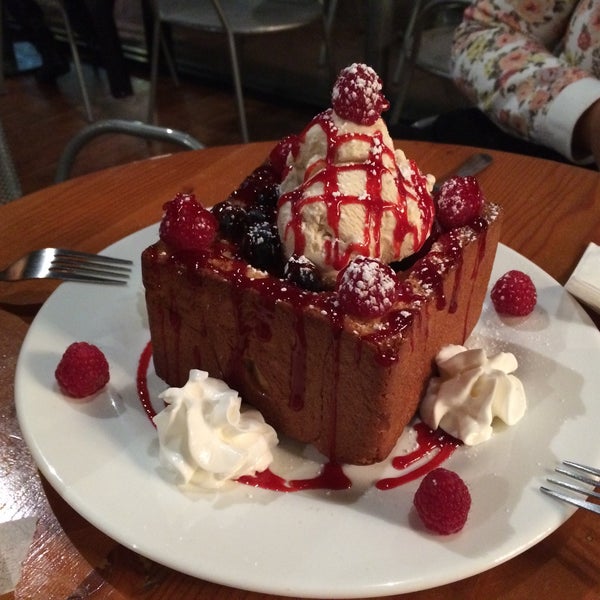 Photo taken at Serenade Coffee Bar &amp; Desserts by nicky v. on 12/1/2015
