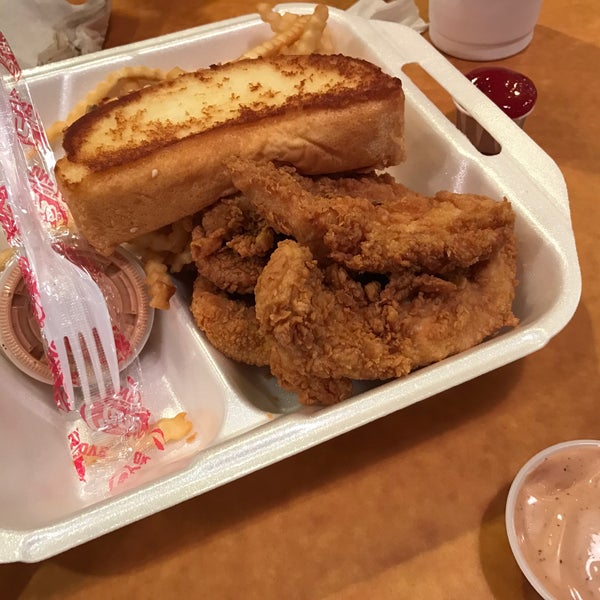 10/26/2016 tarihinde nicky v.ziyaretçi tarafından Raising Cane&#39;s Chicken Fingers'de çekilen fotoğraf