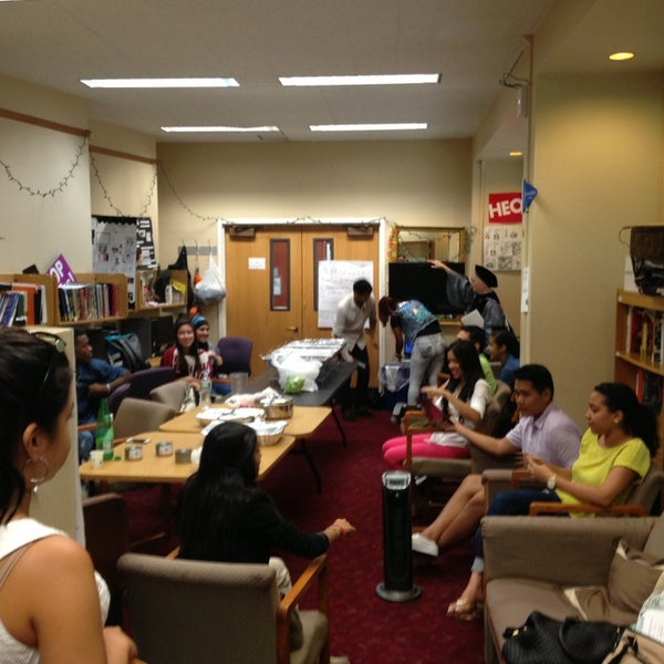 รูปภาพถ่ายที่ Marymount Manhattan College โดย Edwin เมื่อ 8/13/2013
