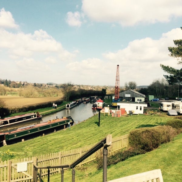 Narrowboat Pub In Weedon - 