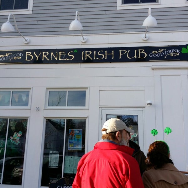 รูปภาพถ่ายที่ Byrnes&#39; Irish Pub Brunswick โดย Tim O. เมื่อ 3/17/2014