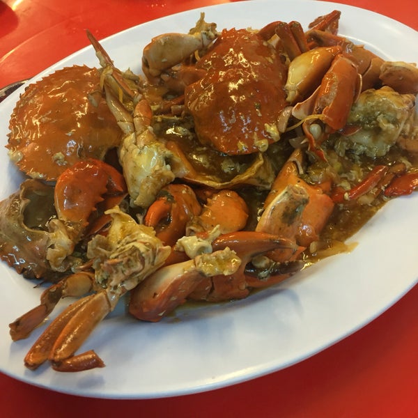 Photo taken at Kang Kao Seafood (十八丁港口海鲜楼) by Celyne on 7/7/2016