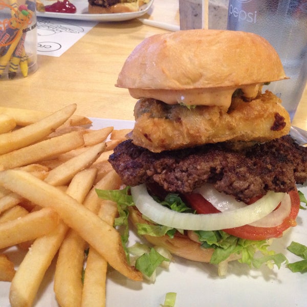 Foto scattata a Crave Real Burgers da Chris ⚔ H. il 12/14/2014