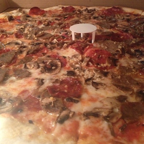 Foto diambil di La Rocco&#39;s Pizzeria oleh verymonica pada 10/12/2013