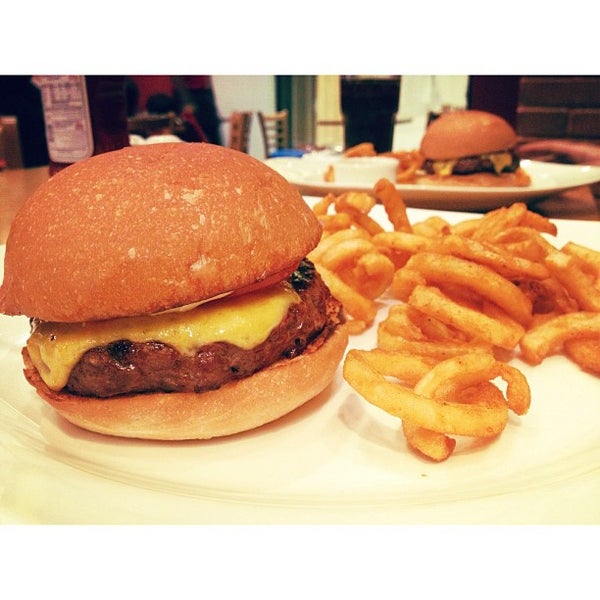 Foto scattata a Just Burger da Almaha A. il 3/5/2013