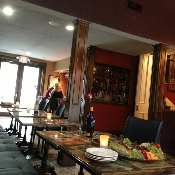 รูปภาพถ่ายที่ Symphony Hotel &amp; Restaurant โดย Marc C. เมื่อ 8/2/2013