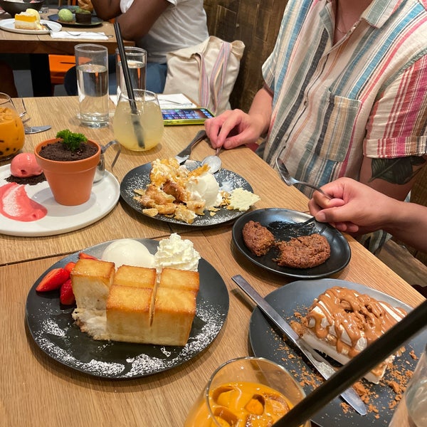 9/13/2022 tarihinde Thuan H.ziyaretçi tarafından Spot Dessert Bar'de çekilen fotoğraf