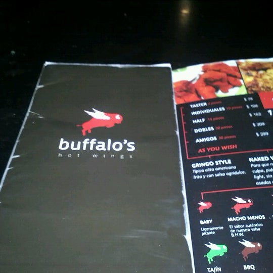 รูปภาพถ่ายที่ Buffalo&#39;s Hot Wings โดย Jurgen F. เมื่อ 12/30/2012