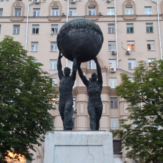Памятник миру мир в москве