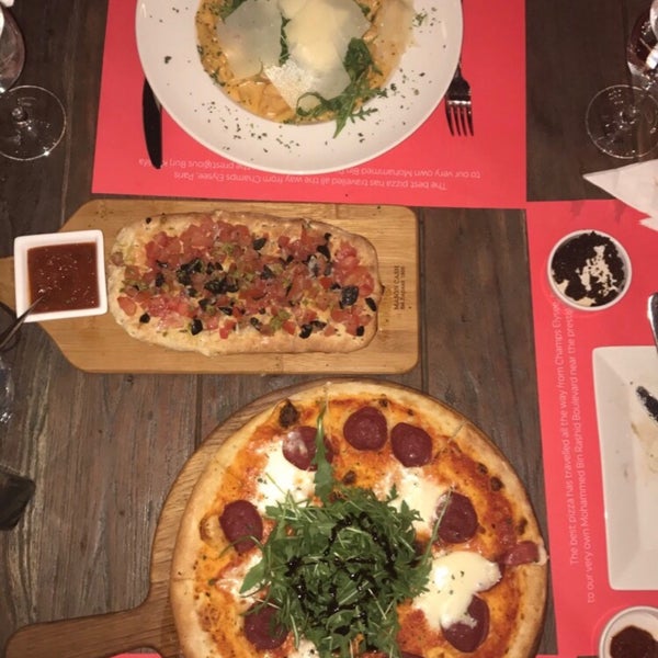 Photo prise au Pizza Pino Restaurant par f🌸 le2/16/2017
