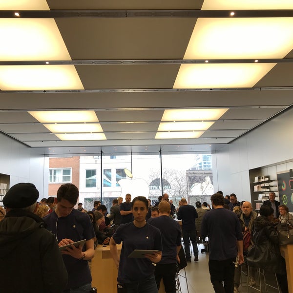Photo taken at Apple Sainte-Catherine by Yves on 3/29/2018