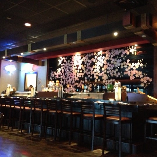 รูปภาพถ่ายที่ Nanami Sushi Bar &amp; Grill โดย Chris B. เมื่อ 10/9/2012
