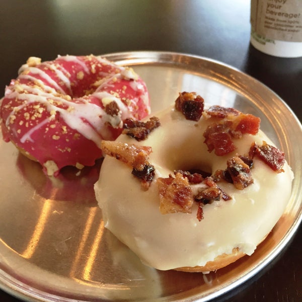 10/28/2016에 Kristi K.님이 D&#39;arts Donuts에서 찍은 사진
