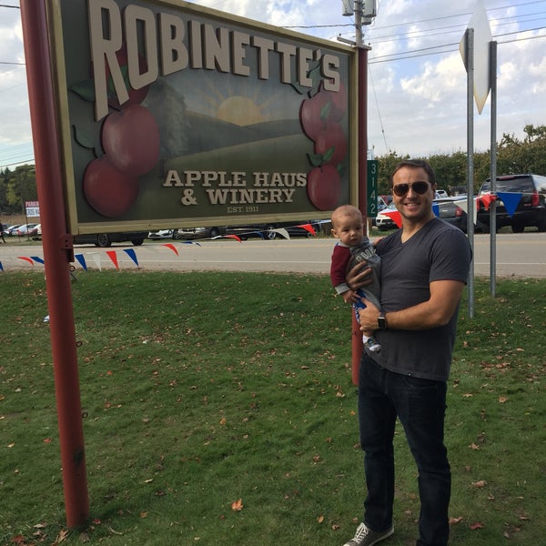 10/23/2016 tarihinde Kristi K.ziyaretçi tarafından Robinette&#39;s Apple Haus &amp; Winery'de çekilen fotoğraf