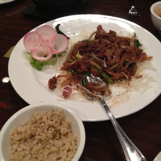 Das Foto wurde bei Four Leaves Asian Restaurant von Mirhang am 11/17/2012 aufgenommen