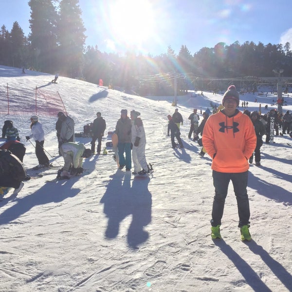 Photo taken at Mountain High Ski Resort (Mt High) by Oskar on 12/29/2015