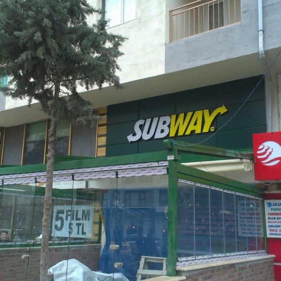รูปภาพถ่ายที่ Subway โดย Murat C. เมื่อ 1/26/2014