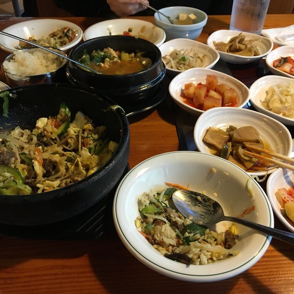 Foto scattata a Beewon Korean Cuisine da J R. il 11/27/2015