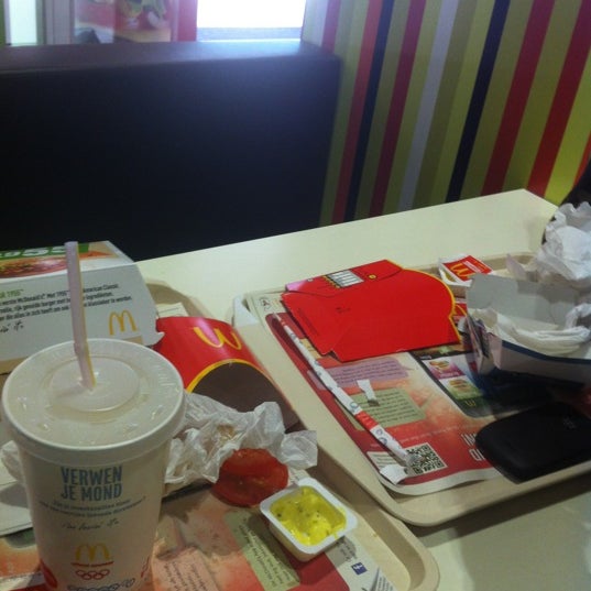 รูปภาพถ่ายที่ McDonald&#39;s โดย Suraya S. เมื่อ 11/14/2012