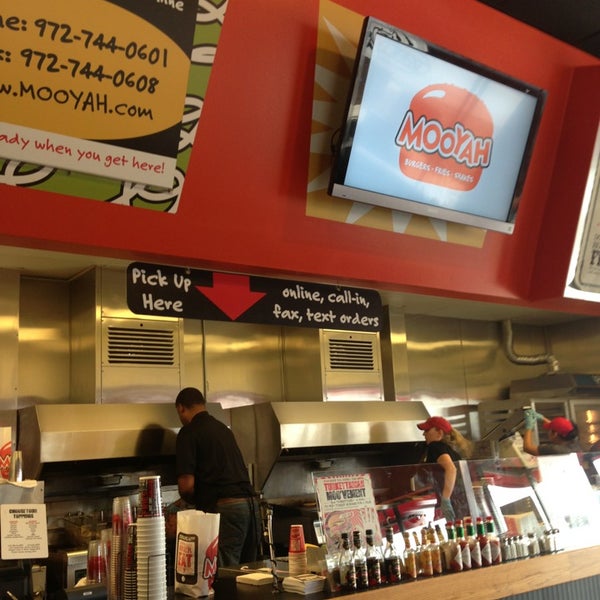 1/22/2013 tarihinde Derek M.ziyaretçi tarafından MOOYAH Burgers, Fries &amp; Shakes'de çekilen fotoğraf