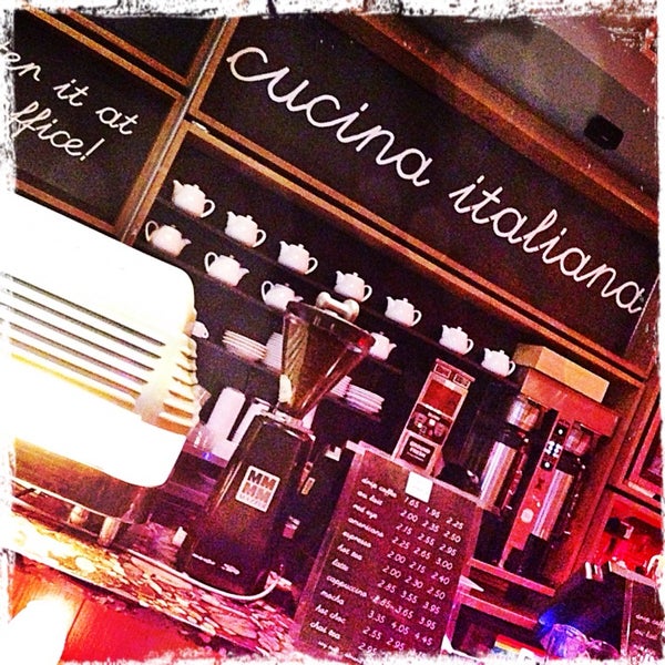 รูปภาพถ่ายที่ Letizia&#39;s Fiore Ristorante Pizzeria โดย Charmaine เมื่อ 12/5/2013