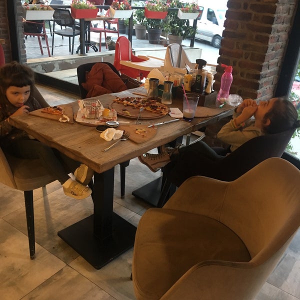 Foto diambil di Pizza Fabrique oleh Hülya pada 10/16/2018