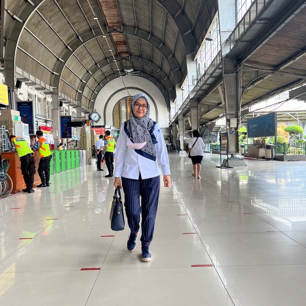 Photo taken at Stasiun Jakarta Kota by Fanty J. on 11/3/2022