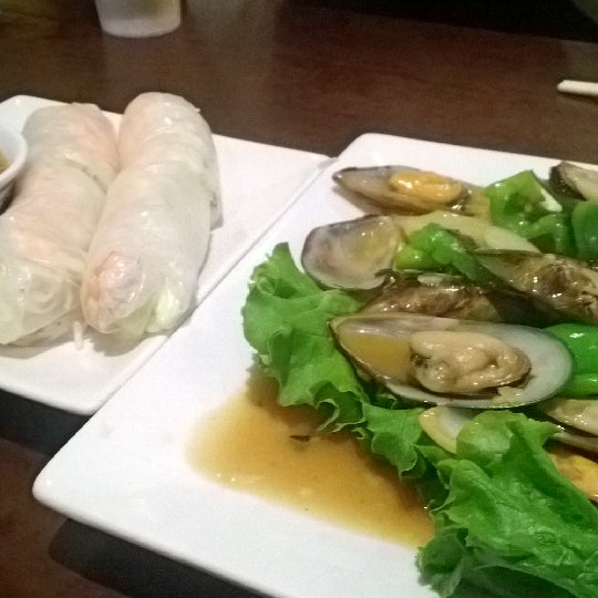 Das Foto wurde bei Blue Lotus Vietnamese Cuisine von JohnRobert W. am 12/5/2013 aufgenommen