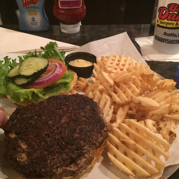 4/7/2015 tarihinde Ericziyaretçi tarafından Big Daddy’s Burgers &amp; Bar'de çekilen fotoğraf