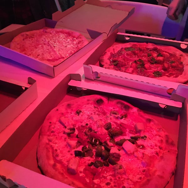 รูปภาพถ่ายที่ Napolini Pizzeria โดย Rich S. เมื่อ 12/8/2019