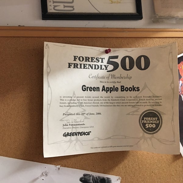 Foto diambil di Green Apple Books oleh Rich S. pada 7/22/2019