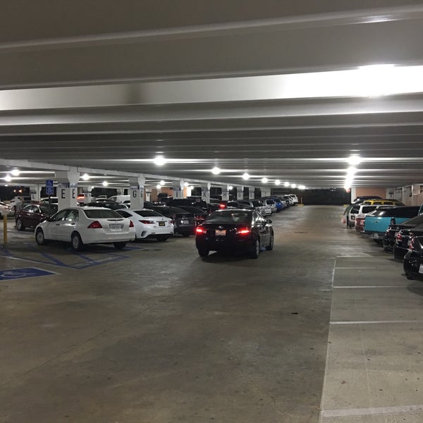 Много автомобилей. Машина сверху на парковке. Parking in manchester. Square parking. Dave toy гараж люкс с 6 машинками 32004.