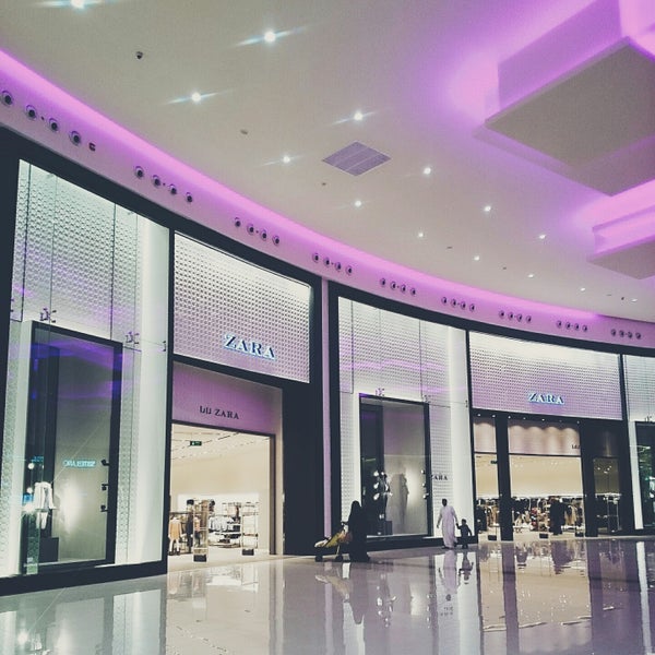 Photo prise au Al Nakheel Mall par Ahmad Alotaibi le12/22/2014
