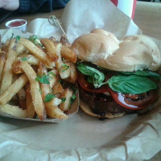 4/23/2013 tarihinde Arlene C.ziyaretçi tarafından Ivy&#39;s Burgers, Hot Dogs and Fries'de çekilen fotoğraf