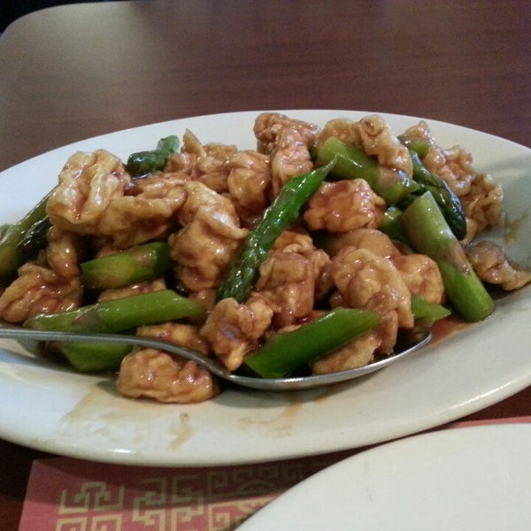 Foto scattata a Mr. Chen&#39;s Organic Chinese Cuisine da Natalie il 9/26/2013