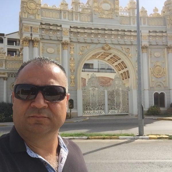 Das Foto wurde bei Mardan Palace von TC Yıldırım am 10/20/2018 aufgenommen