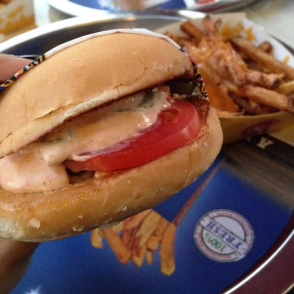 Foto tirada no(a) Hollywood Burger هوليوود برجر por . em 1/25/2014