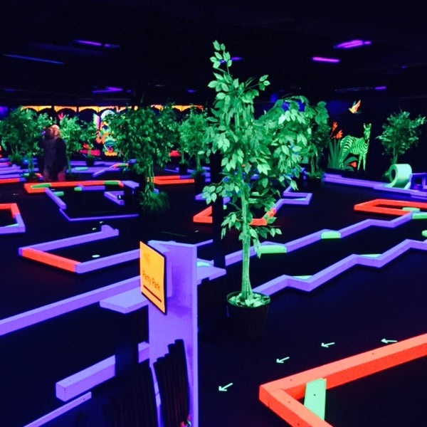 Foto tirada no(a) Glow Putt Mini Golf por Jamie T. em 10/20/2015