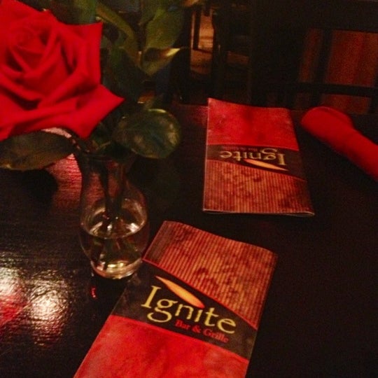 รูปภาพถ่ายที่ Ignite Bar &amp; Grille โดย Tess S. เมื่อ 10/18/2012