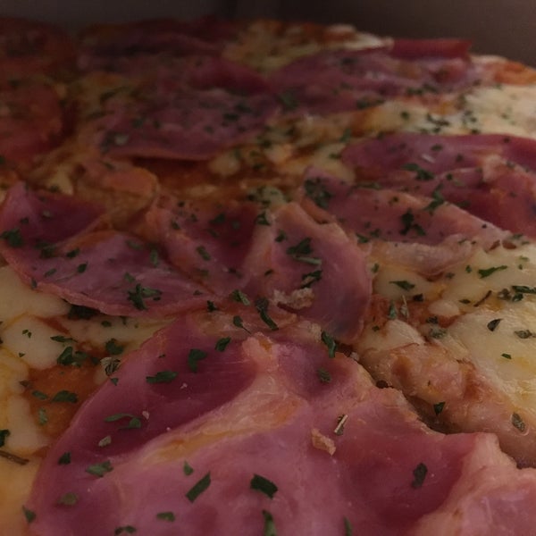 ¡Las pizzas son deliciosas! Prueba la nueva promo de una jumbo por $70, 1 ingrediente. Las chapatas de jamón serrano y la ensalada de papa son increíbles. $150 por persona.