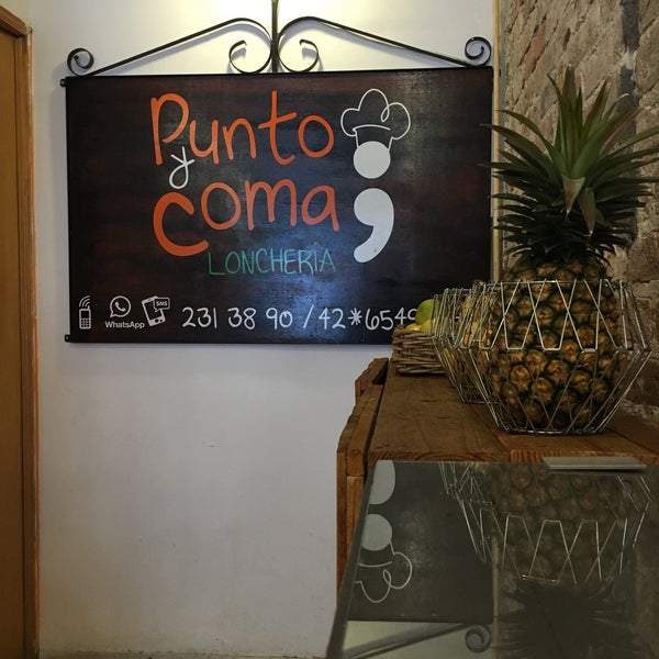 Das Foto wurde bei PUNTO y COMA - Lonchería von Gabriela L. am 6/27/2016 aufgenommen