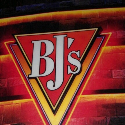 Photo taken at BJ&#39;s Restaurant &amp; Brewhouse by James E. on 11/17/2012