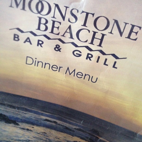 Das Foto wurde bei Moonstone Beach Bar &amp; Grill von WineWalkabout with Kiwi and Koala am 9/4/2016 aufgenommen